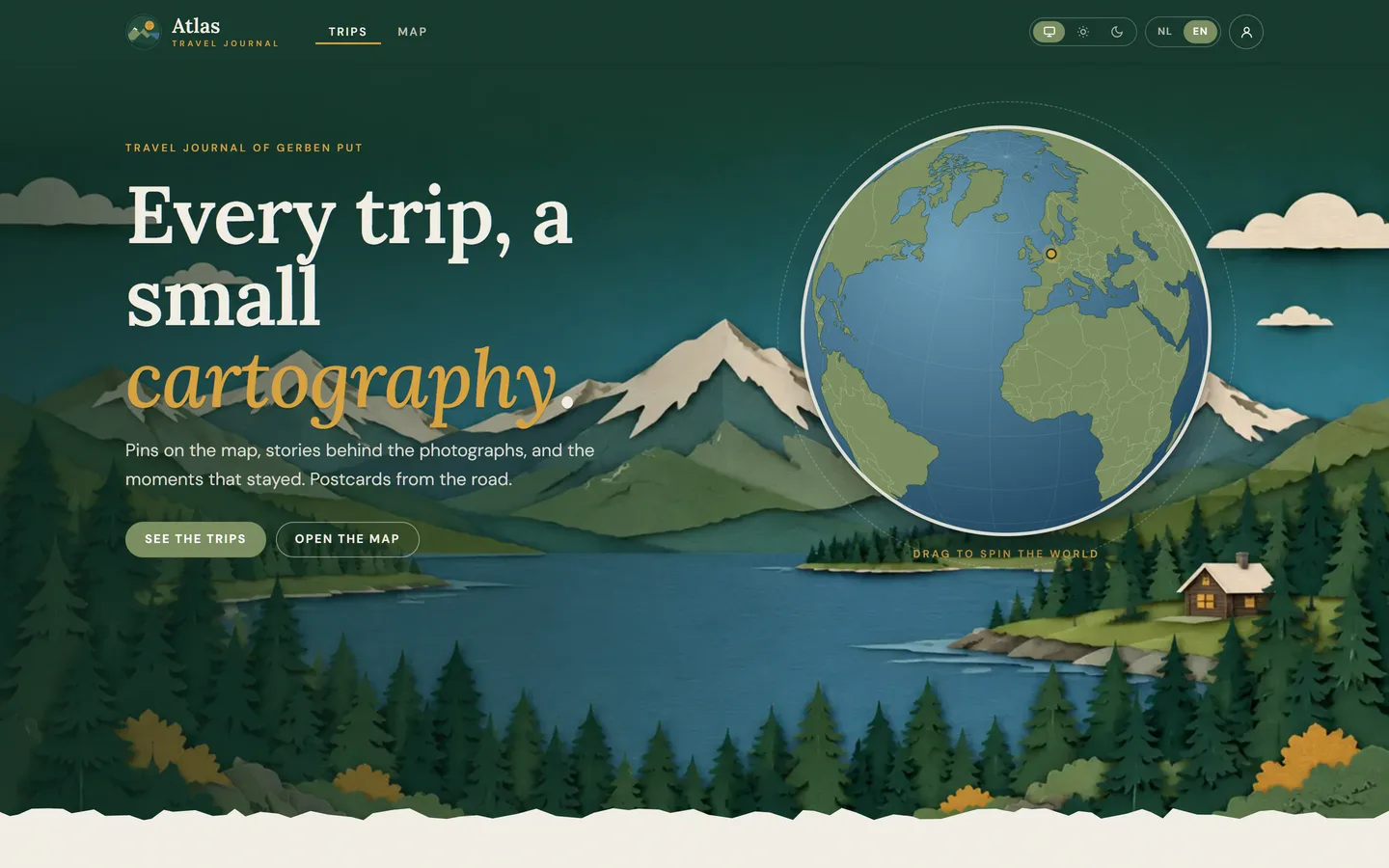 Atlas: reisdagboek met wereldbol boven een papercut-landschap
